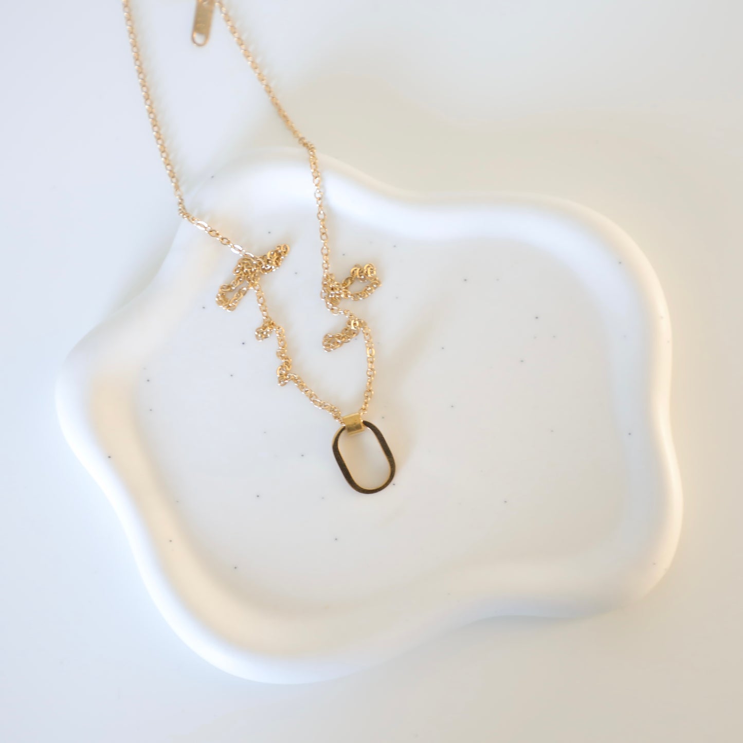 Minimal Oval Pendant Jane Necklace