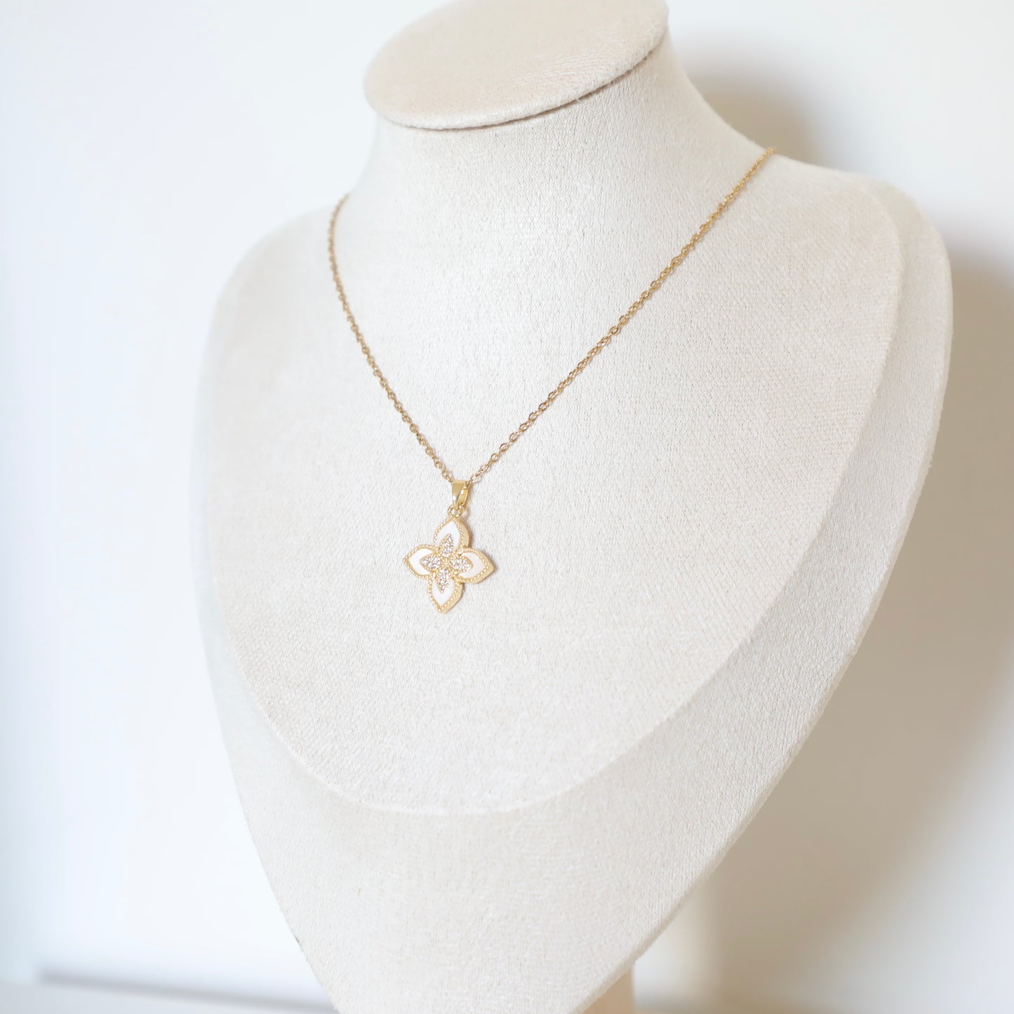 Four-Petal Pendant Lillie Necklace