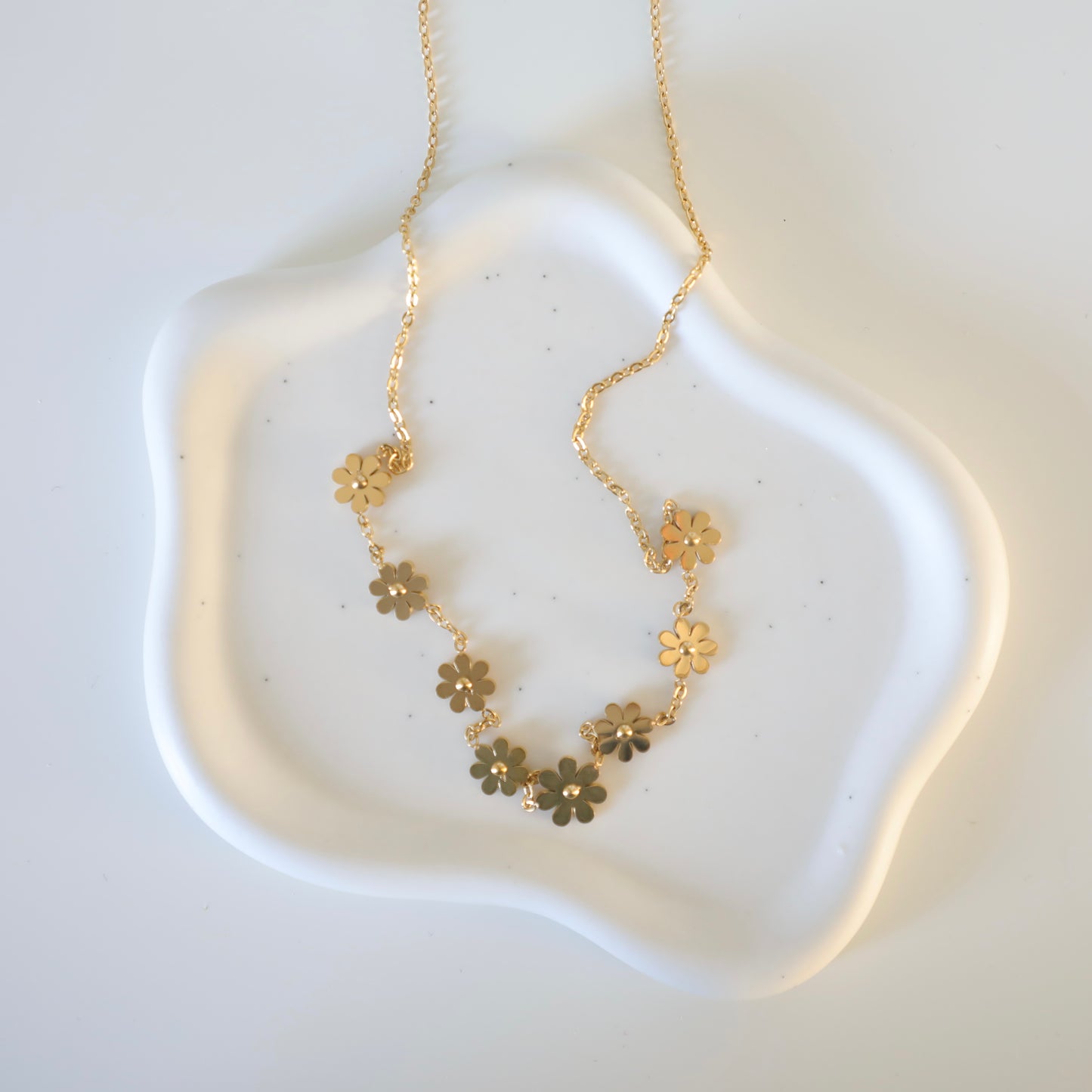 Minimal Flower Row Daisy Necklace