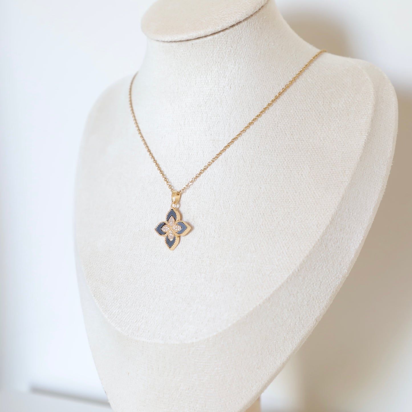 Four-Petal Pendant Lillie Necklace