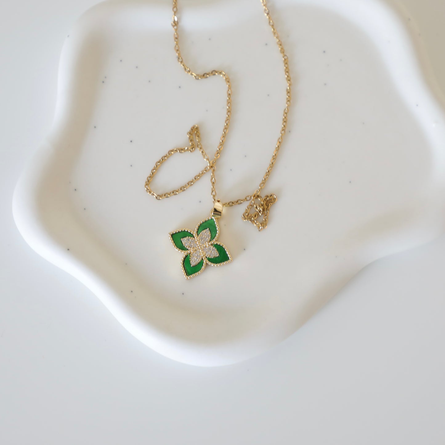 Four-Petal Pendant Lillie Necklace