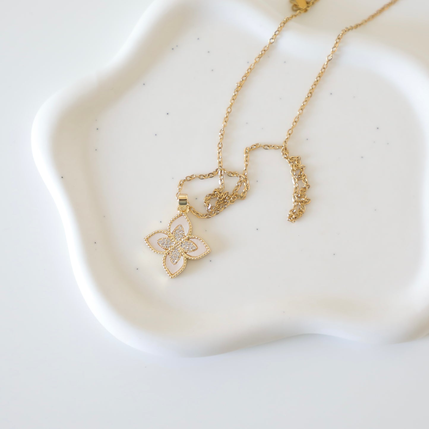 Four-Petal Pendant Lillie Necklace