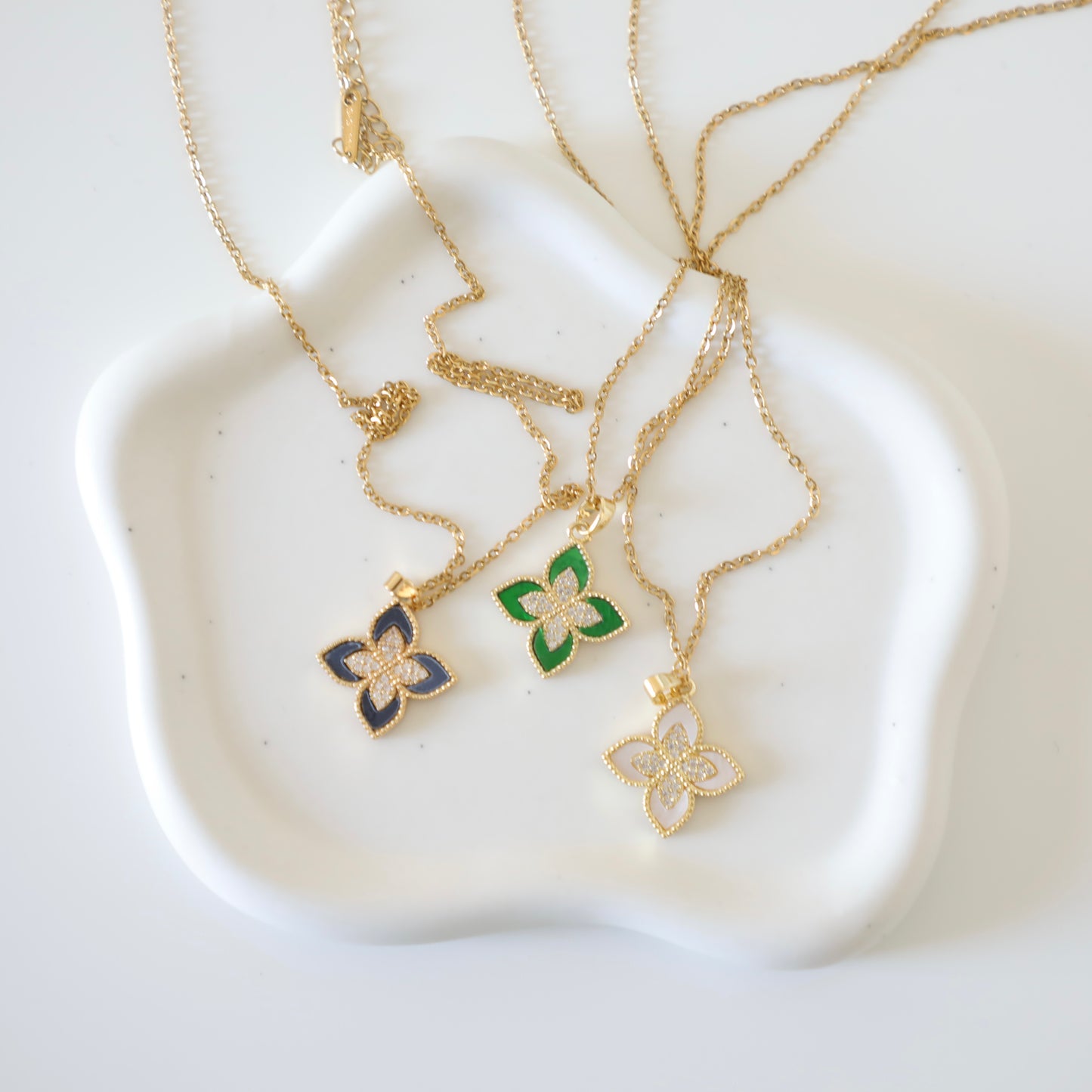 Four-Petal Pendant Lillie Necklace