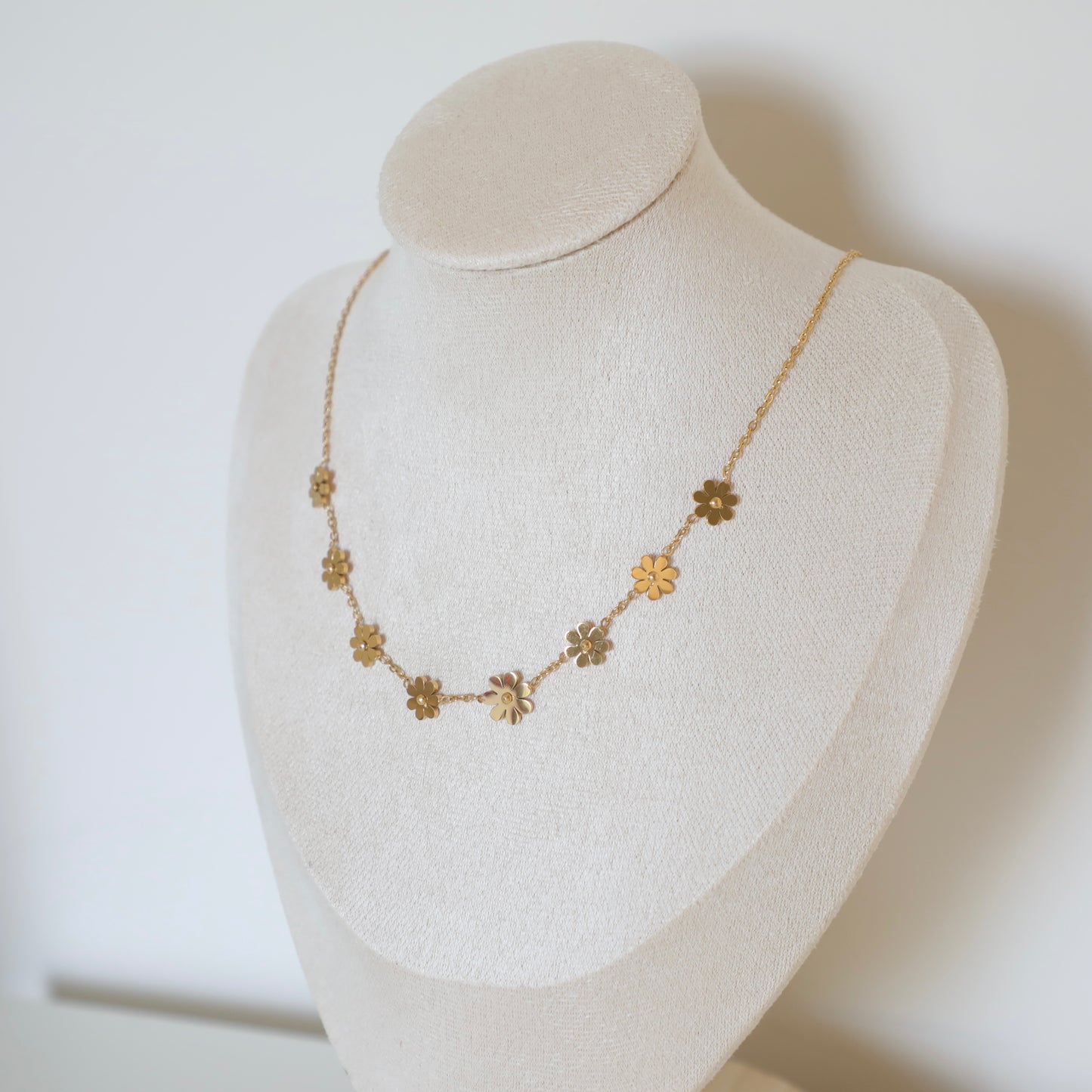 Minimal Flower Row Daisy Necklace