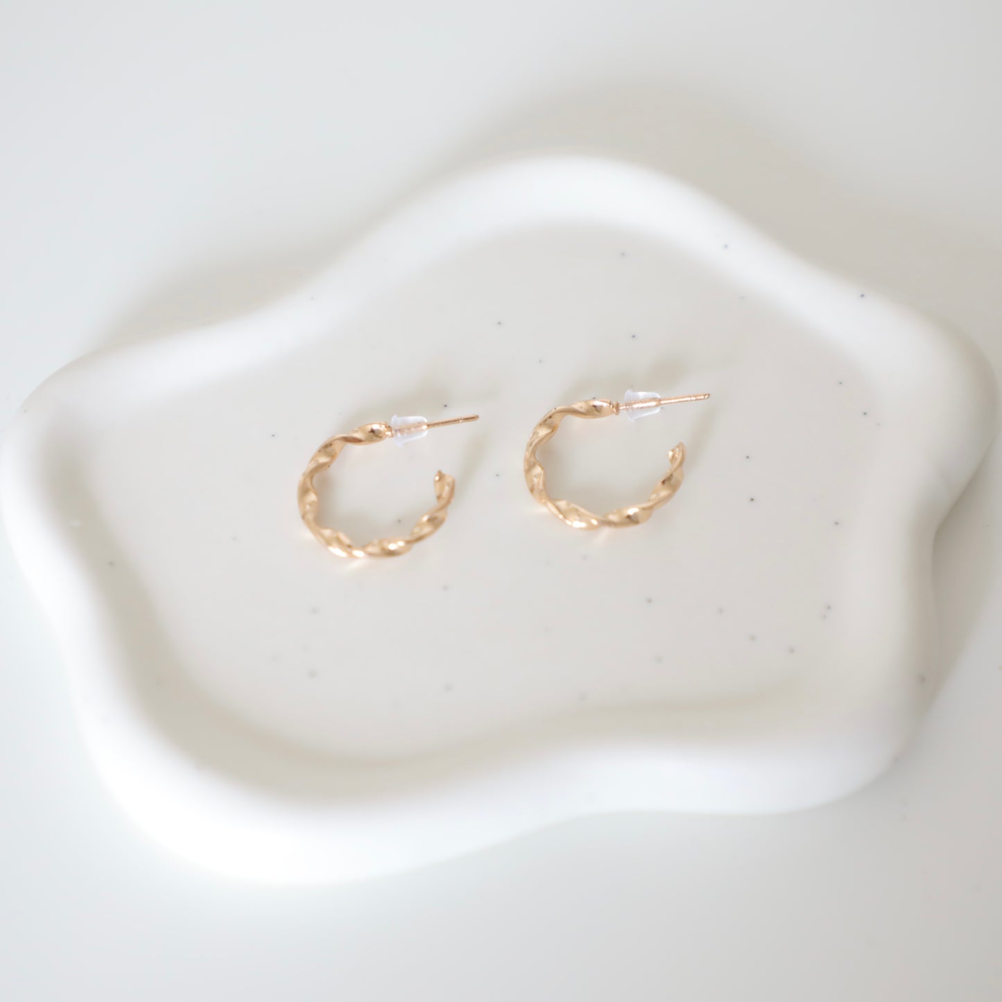 Small Half Hoop Thin Swirl Rhea Earrings