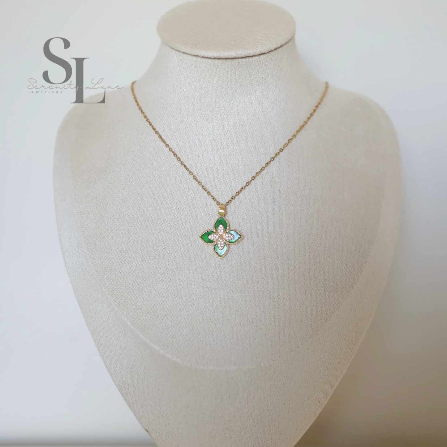 Four-Petal Pendant Lillie Necklace