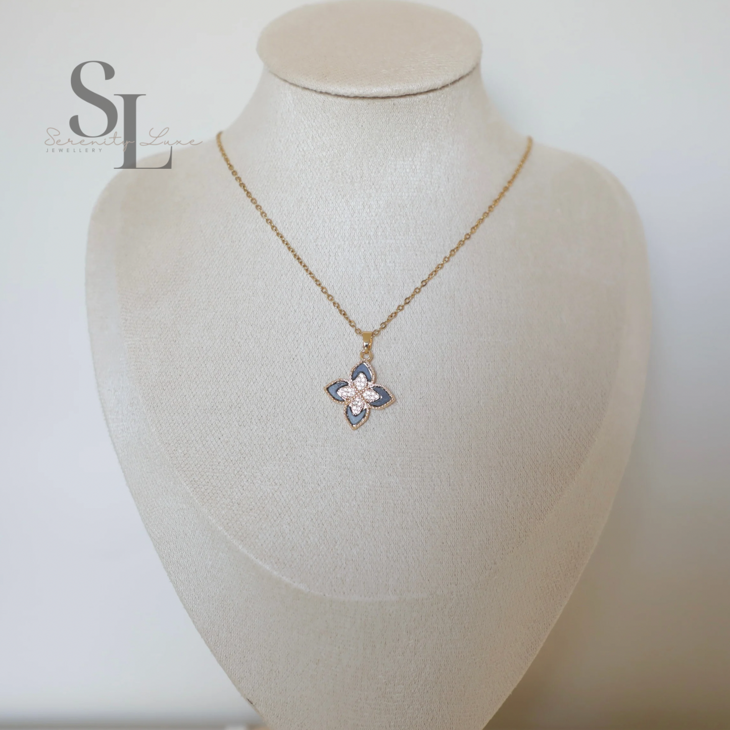 Four-Petal Pendant Lillie Necklace