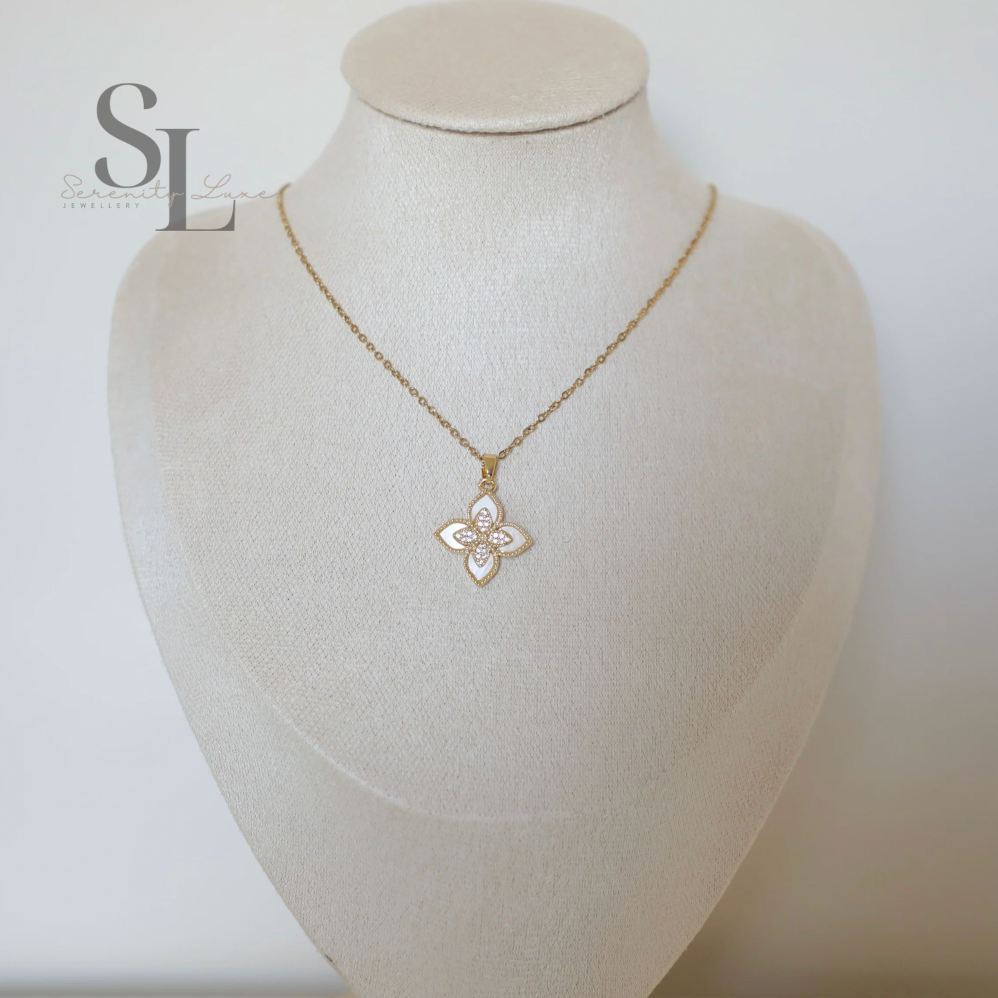 Four-Petal Pendant Lillie Necklace